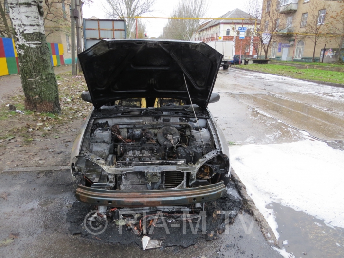 Сгоревшее авто в городе