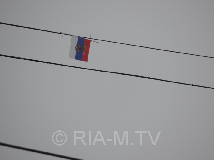 Российский флаг на проводах