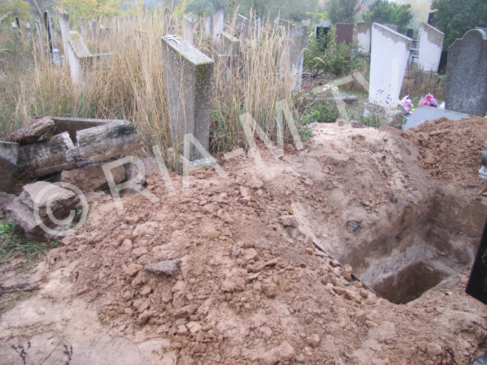 Кладбище вырыты ямы и плиты