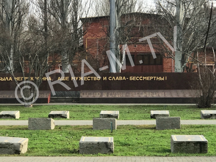 Варвары на Братском кладбище