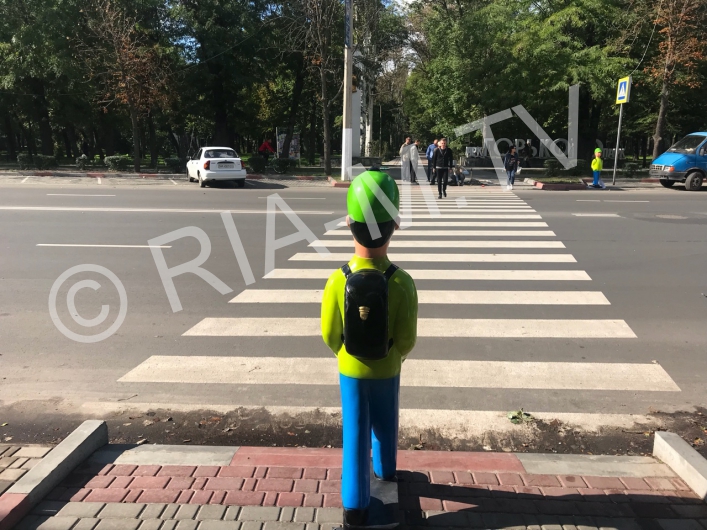 Школьник на пешеходном переходе