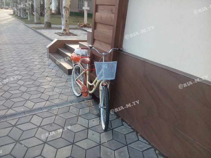 Винтажный велосипед возле магазина