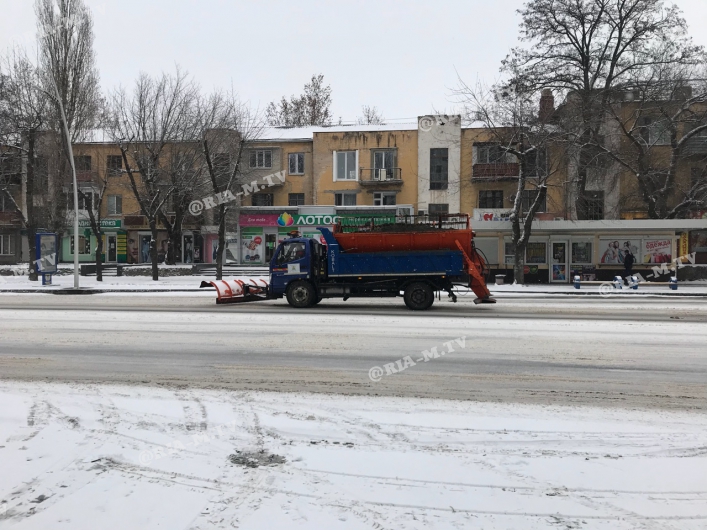 На расчистку улиц в Мелитополе выехала снегоуборочная техника