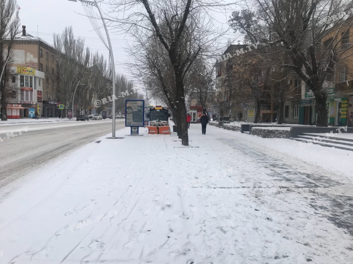 На расчистку улиц в Мелитополе выехала снегоуборочная техника