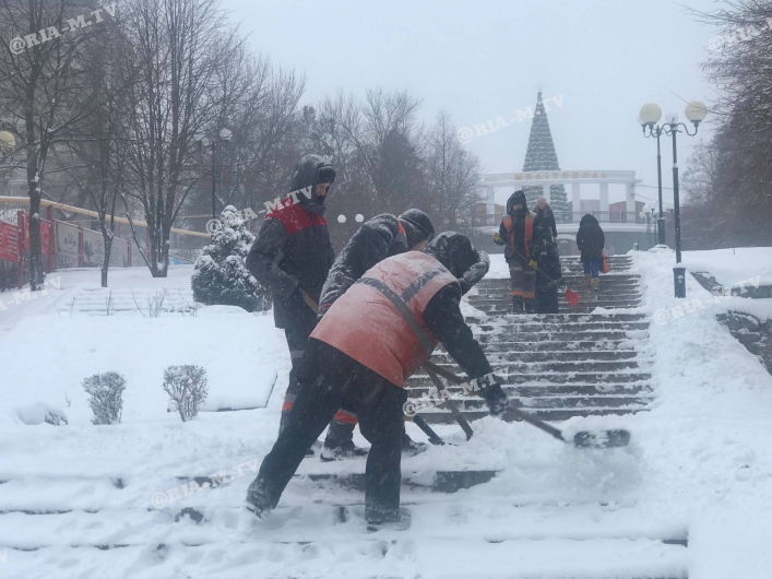 Снег расчищают на площади