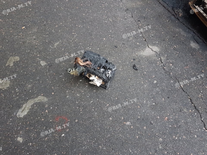 Сгоревший автомобиль во дворе