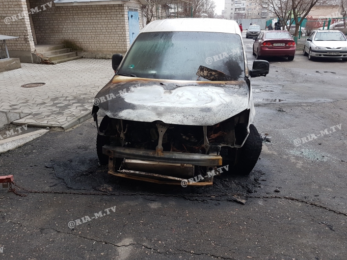 Сгоревший автомобиль во дворе