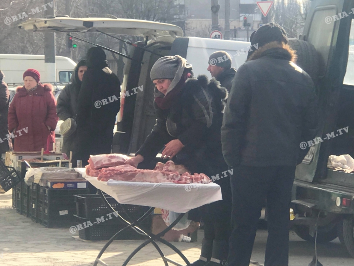 Мясо на тротуаре