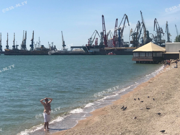 Бердянск и отдыхающие на пляже
