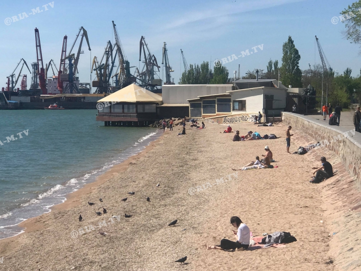 Бердянск и отдыхающие на пляже