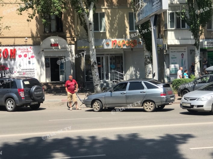 Велосипедист припарковался на дороге