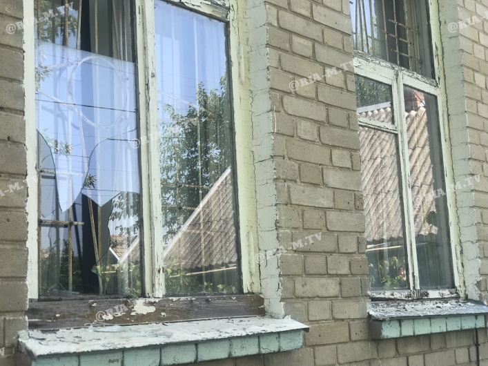 Разбитые окна в здании
