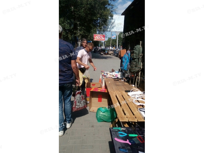 Тротуарный торговец на Красноармейской