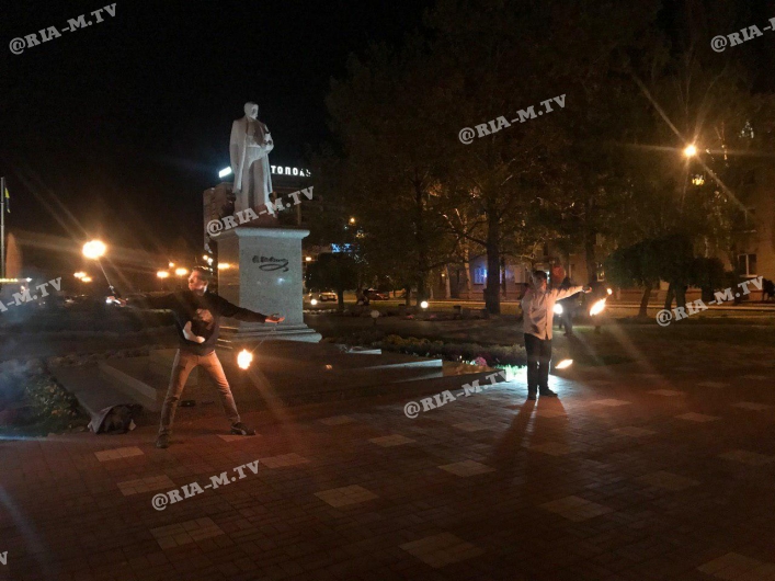 Огненное шоу у памятника Хмельницкому