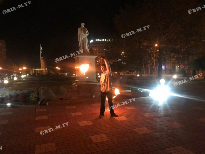 Огненное шоу у памятника Хмельницкому