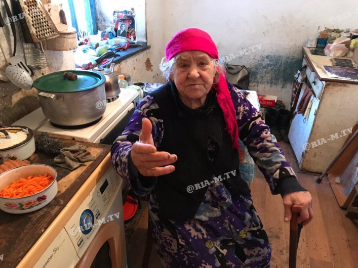 Бабушка сдает в аренду свой дом