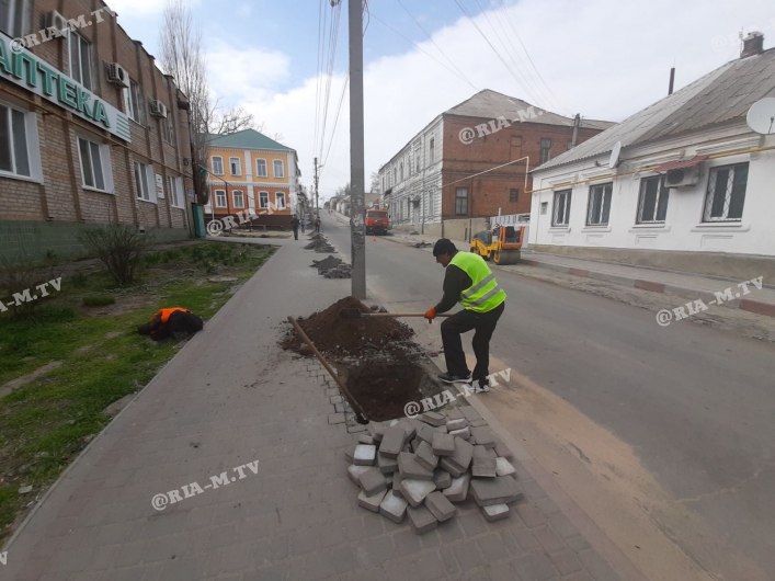 Спуск ремонт тротуара, роют яму