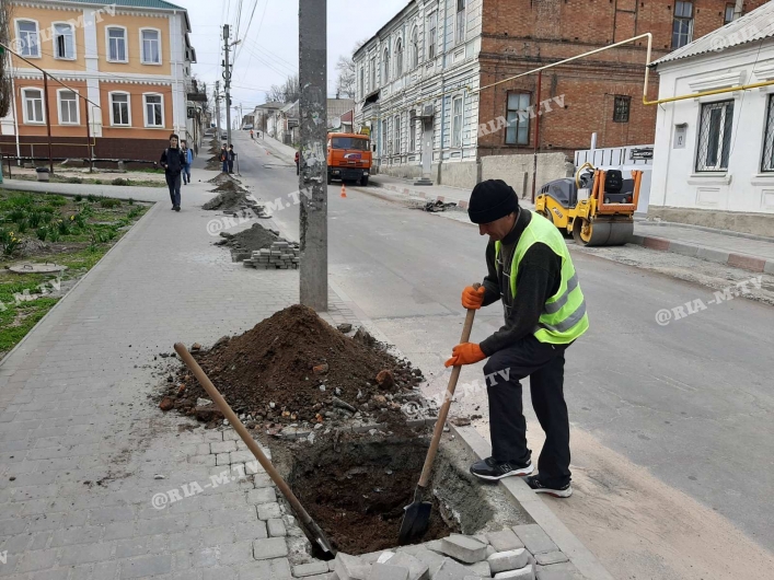 Спуск ремонт тротуара, роют яму