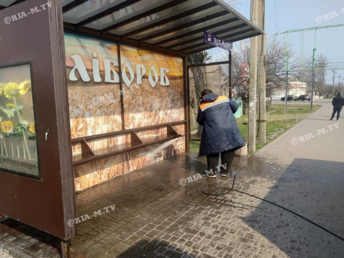 Остановки моют в Мелитополе