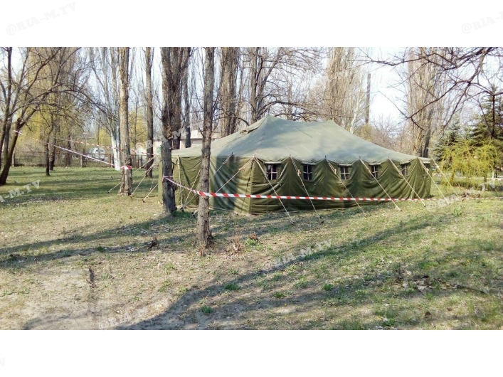 Палатка посреди сквера
