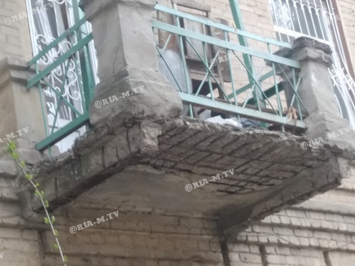 Балконы рушатся в старом здании
