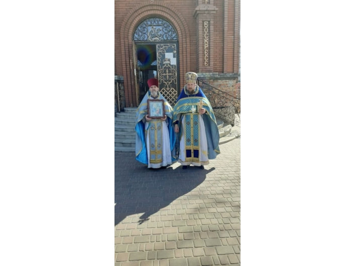 Священники ходят по городу