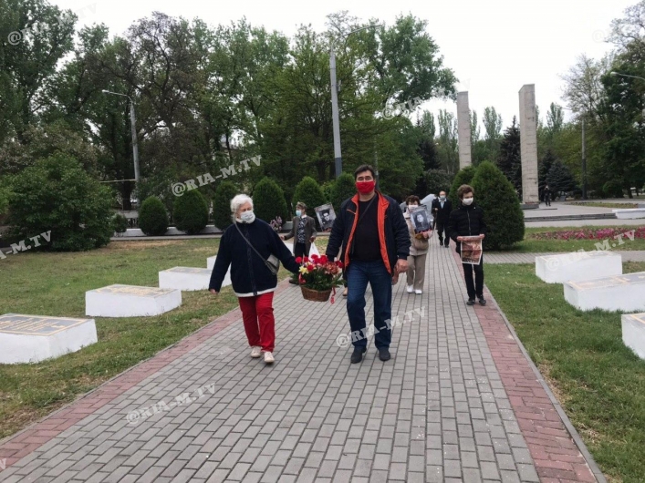 Красные маски на Братском кладбище