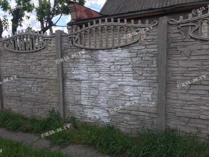 Забор изрисовали вандалы