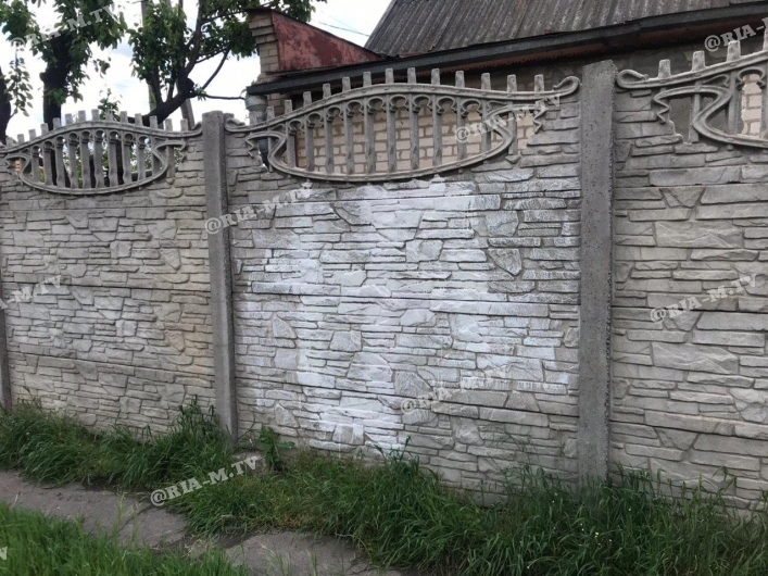 Забор изрисовали вандалы