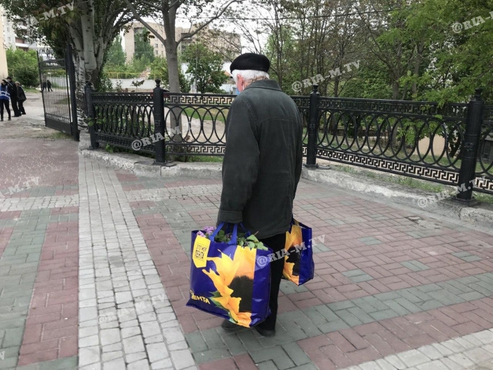 Пенсионер с сумками