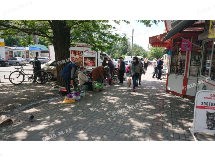 Тротуар - рынок в городе