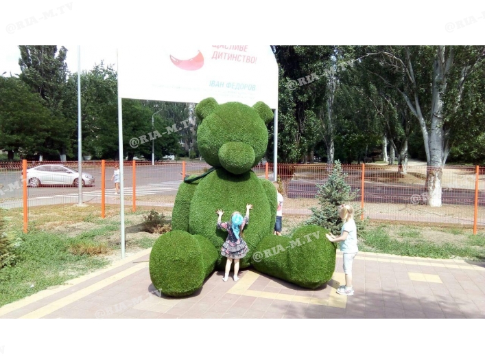 Медведь инсталляция на детской площадке