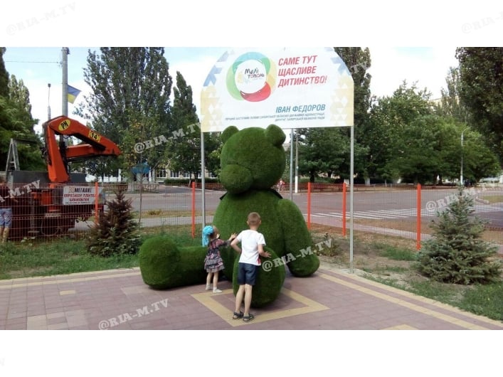 Медведь инсталляция на детской площадке