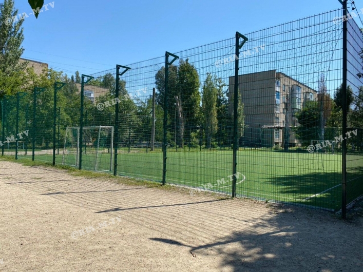 Футбольное поле в парке