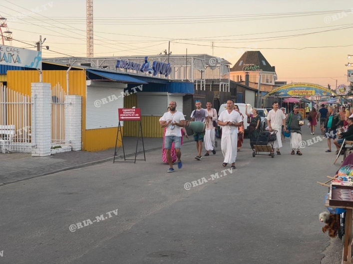 Кришнаиты гуляют в центре Кирриловки