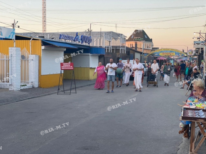 Кришнаиты гуляют в центре Кирриловки