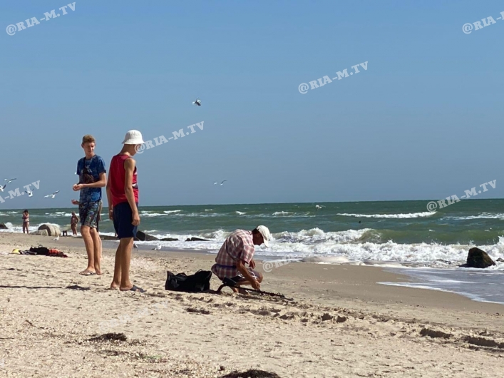 Кирилловка и отдыхающие на пляже