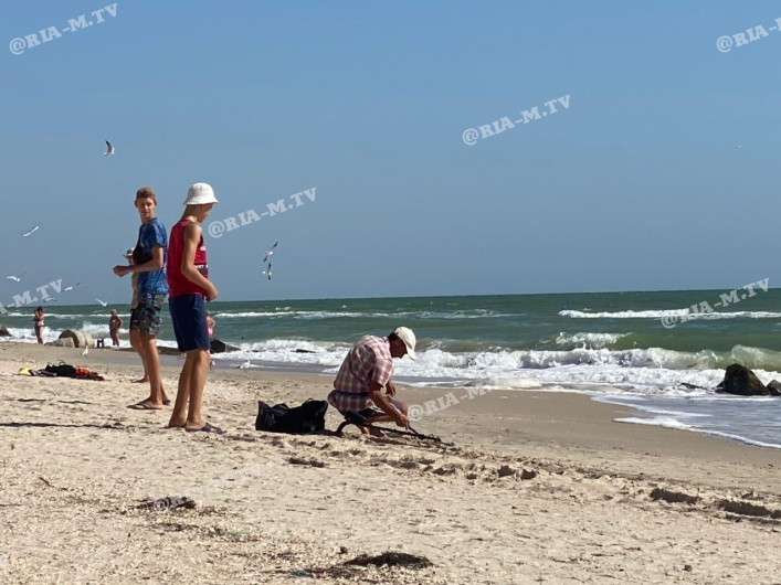 Кирилловка и отдыхающие на пляже