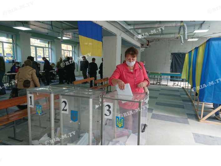Выборы на участке в школе