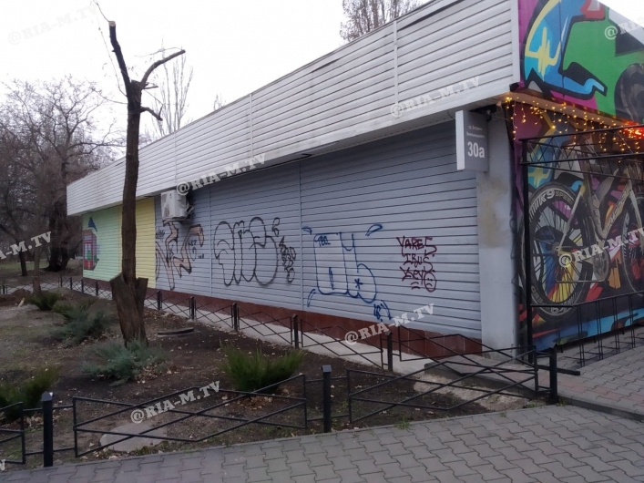Спрятали граффити на здании