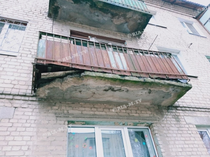 Балконы рушатся в старом здании