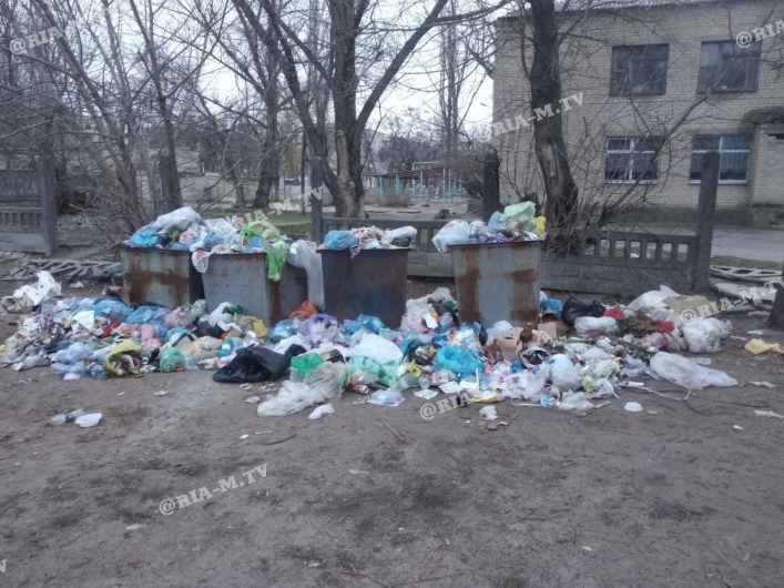 Выброс мусора в городе