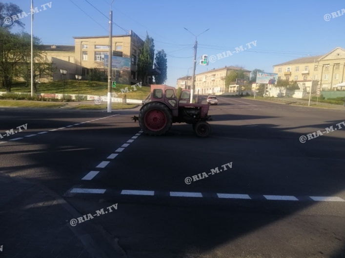 Трактор забыли на проспекте