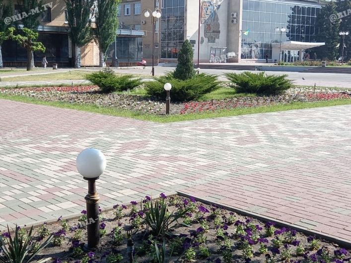 Высадили цветы на площади