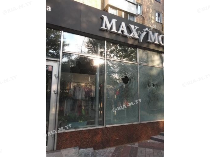 Разбили витрину магазина