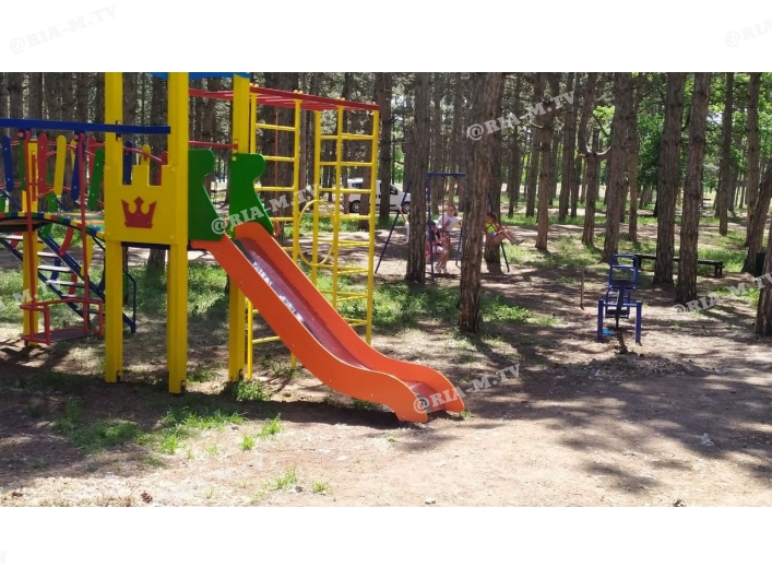 Детская площадка в лесопарке