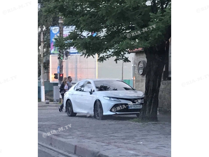 Тойота припаркована на тротуаре