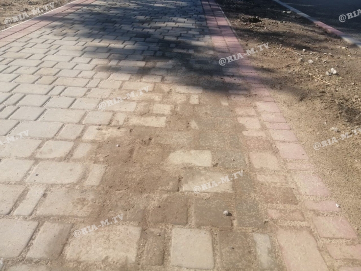В Мелитополе моют тротуары