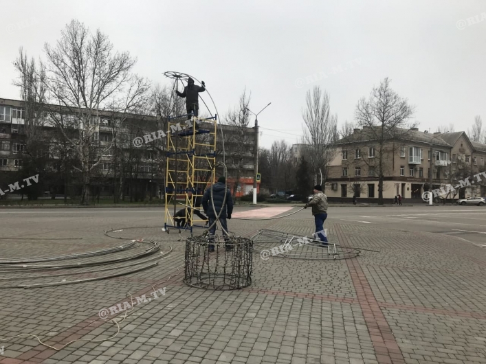 Устанавливают шар на ул. Героев Украины