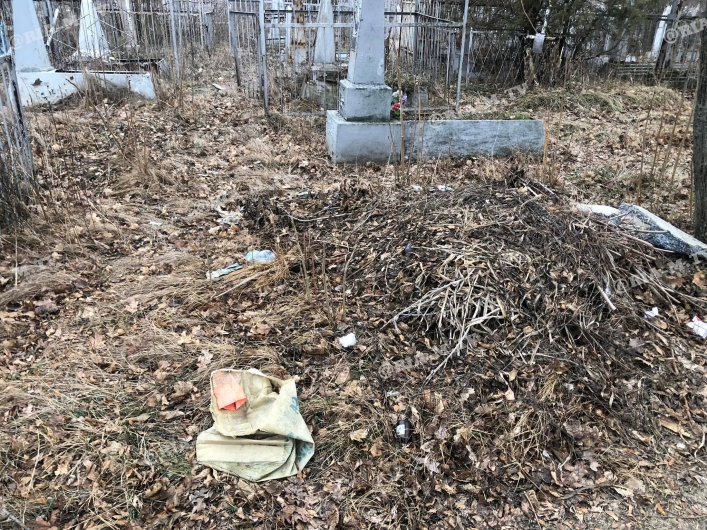 Вандалы на кладбище